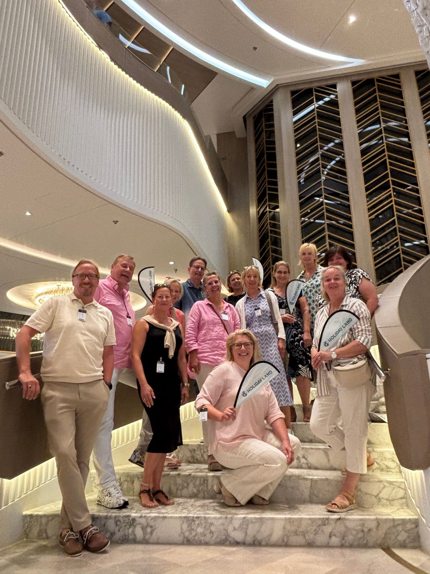 HOLIDAY LAND Gruppenfoto auf der MS Oceania Vista